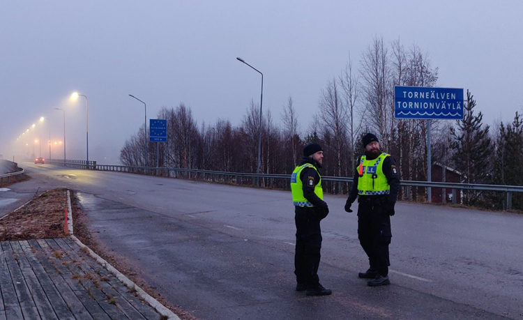 Tulltjänstemän i tjänst vid Torneälven under kontrolloperation Islossning.