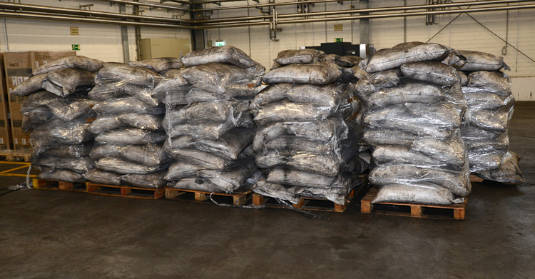 Bland 500 säckar med antracitkol från Colombia hittade Tullverket sex säckar som innehöll kolpulver uppblandat med kokain värt 67 miljoner kronor. Foto: Tullverket