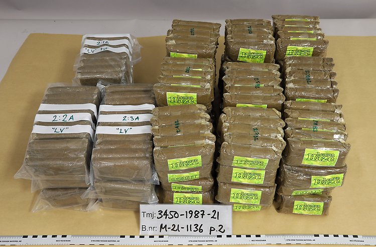 Väl dold i legala lasten upptäcktes nästan 150 kilo cannabis. Bilden visar delar av beslaget.